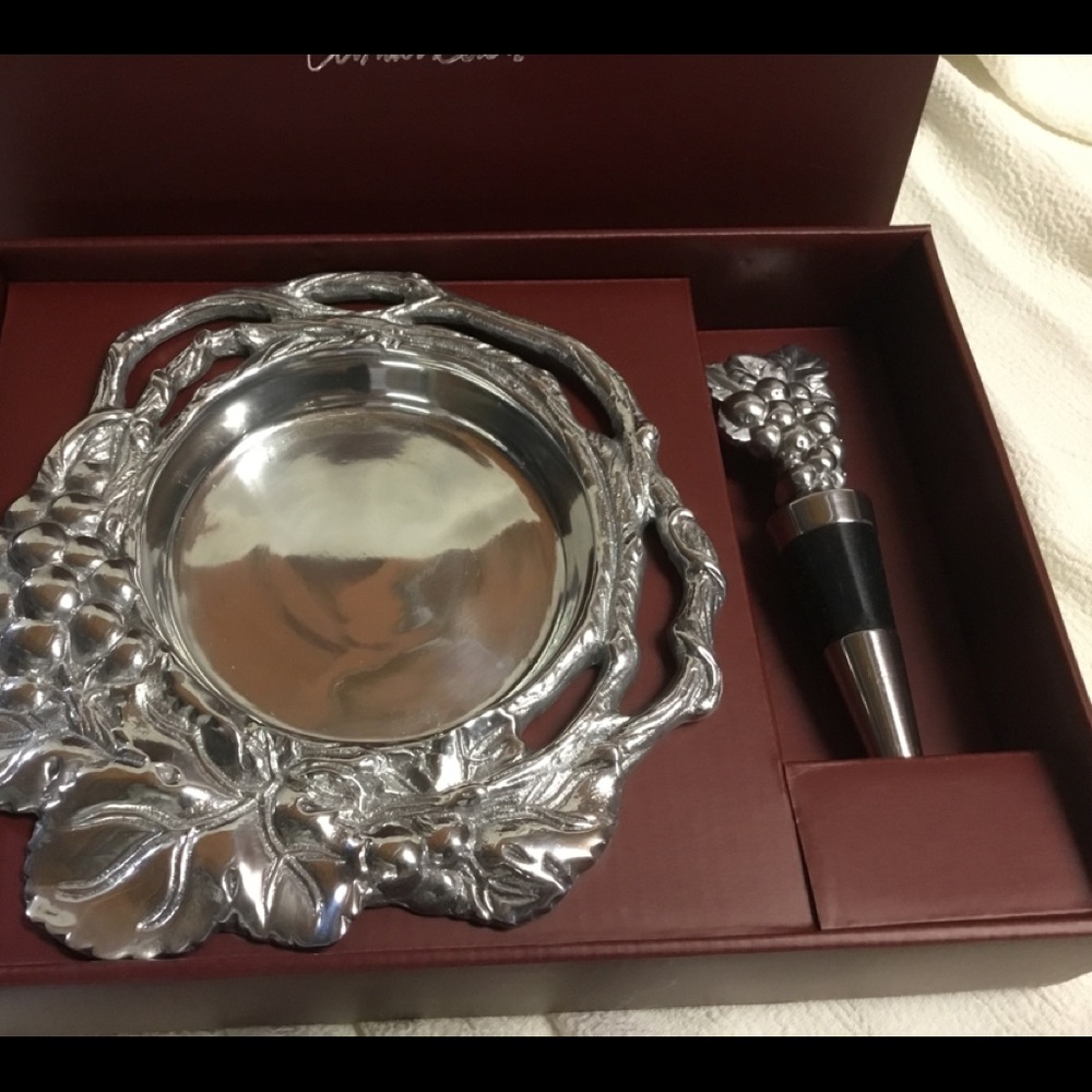 NWT Wine bottle holder and stopper